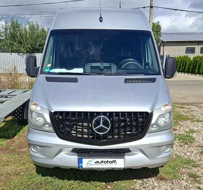 Grila centrala compatibila cu Mercedes Sprinter W906 Facelift  (14-17) Panamericana Black Design