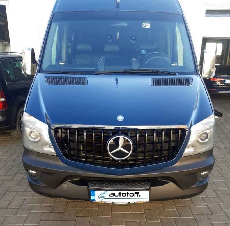 Grila centrala compatibila cu Mercedes Sprinter W906 Facelift  (14-17) Panamericana Black Design